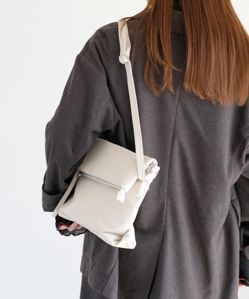 Legato Largo（レガートラルゴ）の「【Legato Largo】洗えるかばん フェイクレザークチオレショルダーバッグ〈ユニセックス〉（ショルダーバッグ・レディース・ダークブラウン/ブラック/アイボリー・FREE）」の7枚目の写真