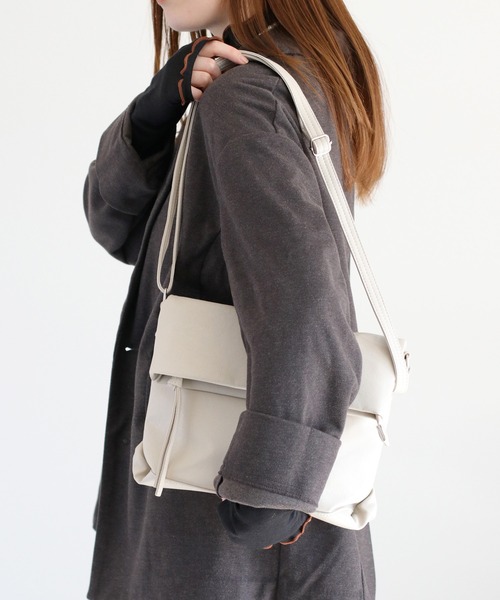 Legato Largo（レガートラルゴ）の「【Legato Largo】洗えるかばん フェイクレザークチオレショルダーバッグ〈ユニセックス〉（ショルダーバッグ・レディース・ダークブラウン/ブラック/アイボリー・FREE）」の8枚目の写真