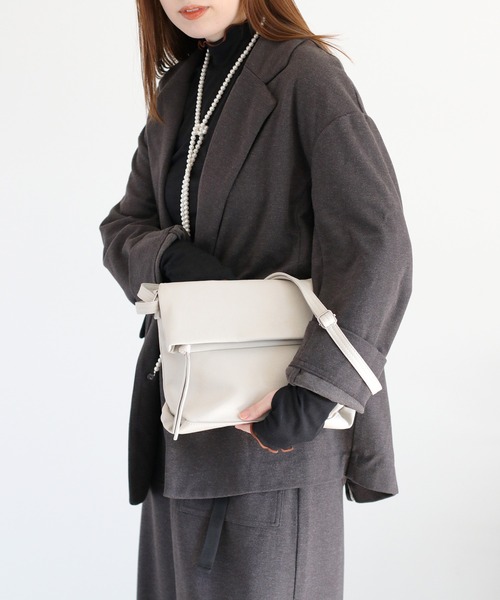 Legato Largo（レガートラルゴ）の「【Legato Largo】洗えるかばん フェイクレザークチオレショルダーバッグ〈ユニセックス〉（ショルダーバッグ・レディース・ダークブラウン/ブラック/アイボリー・FREE）」の9枚目の写真