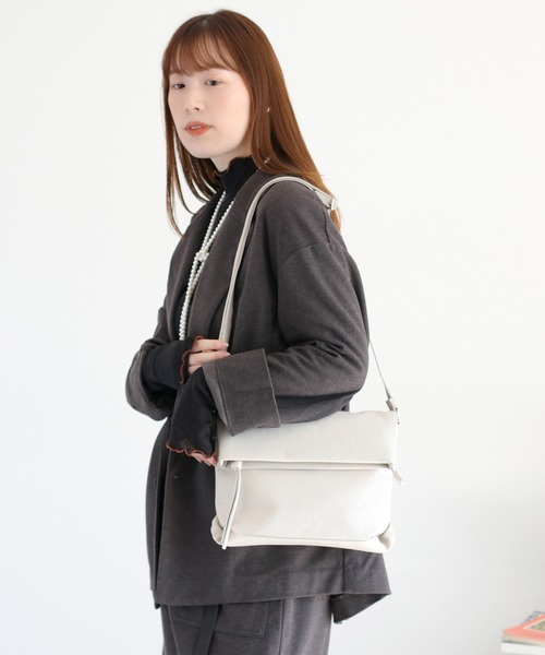 Legato Largo（レガートラルゴ）の「【Legato Largo】洗えるかばん フェイクレザークチオレショルダーバッグ〈ユニセックス〉（ショルダーバッグ・レディース・ダークブラウン/ブラック/アイボリー・FREE）」の10枚目の写真