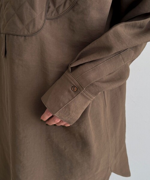 fredy emue(フレディエミュ)の「キルティングチュニックブラウス(シャツ/ブラウス・レディース・ブラウン/ブラック/オフホワイト・38)」の11枚目の写真