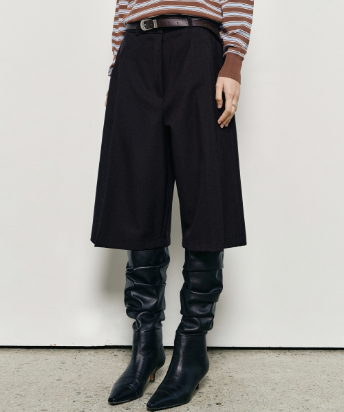 NICK&NICOLE（ニックアンドニコール）の「WIDE PINTUCK BERMUDA PANTS_BLACK（その他パンツ・レディース・その他・SMALL/MEDIUM/LARGE）」の3枚目の写真
