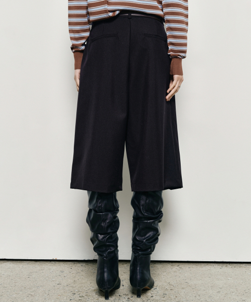 NICK&NICOLE（ニックアンドニコール）の「WIDE PINTUCK BERMUDA PANTS_BLACK（その他パンツ・レディース・その他・SMALL/MEDIUM/LARGE）」の4枚目の写真