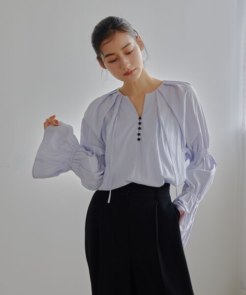 EMMEL REFINES(エメルリファインズ)の「<EMMEL REFINES>EM フロントボタン ソデシャーリング ブラウス(シャツ/ブラウス・レディース・ライム/クリーム/ライラック・FREE)」の3枚目の写真