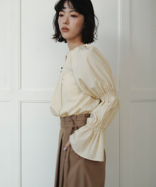EMMEL REFINES(エメルリファインズ)の「<EMMEL REFINES>EM フロントボタン ソデシャーリング ブラウス(シャツ/ブラウス・レディース・ライム/クリーム/ライラック・FREE)」の1枚目の写真