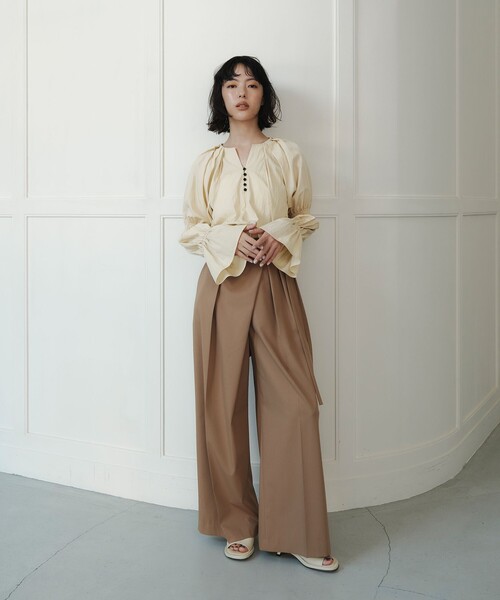 EMMEL REFINES(エメルリファインズ)の「<EMMEL REFINES>EM フロントボタン ソデシャーリング ブラウス(シャツ/ブラウス・レディース・ライム/クリーム/ライラック・FREE)」の4枚目の写真