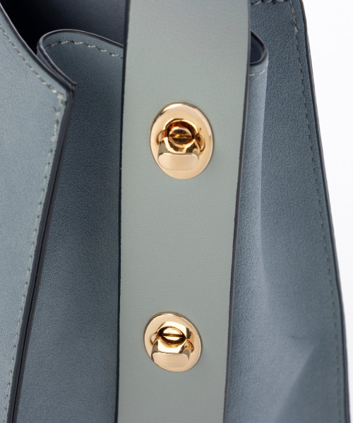 cache cache(カシュ カシュ)の「カシュカシュ cachechche / 横ヒネリインバッグセットファーハンドル(トートバッグ・レディース・ブルー・FREE)」の6枚目の写真