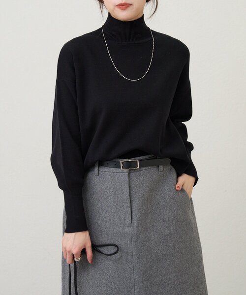 SHENERY(シーナリー)の「総針ハイネックニット(ニット/セーター・レディース・チャコールグレー/イエロー/オフホワイト/ブラック・FREE)」の2枚目の写真