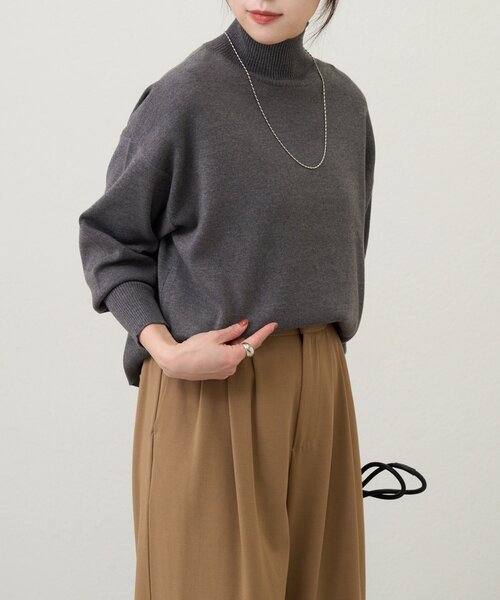 SHENERY(シーナリー)の「総針ハイネックニット(ニット/セーター・レディース・チャコールグレー/イエロー/オフホワイト/ブラック・FREE)」の8枚目の写真