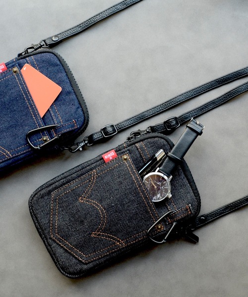 EDWIN（エドウィン）の「デニム ポーチ エドウィン 「スマホ用マルチポーチ」 ショルダーストラップ付き スマホポーチ カラビナ（スマホグッズ・メンズ・インディゴブルー/ブラック・ONE SIZE）」の3枚目の写真