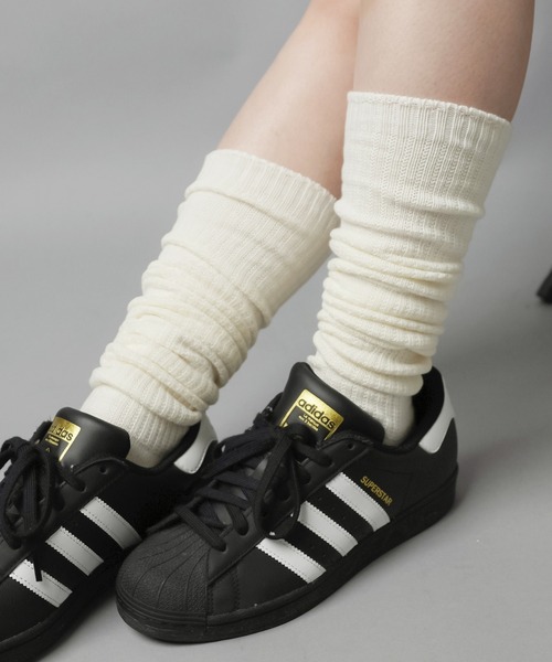 SPINNS(スピンズ)の「長めのサイズ感が可愛い★50cm ルーズソックス / Made in japan(ソックス/靴下・レディース・ブラック/ホワイト/アイボリー・ONESIZE)」の1枚目の写真