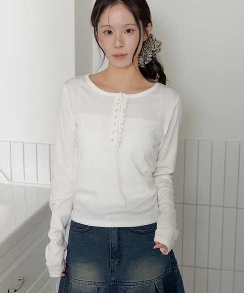 UNE MANSION（ユヌマンション）の「【2026SS新作アイテム】【UNE ORIGINAL】パールボタンラブリーフリルリブ長袖カットソー（Tシャツ/カットソー・レディース・ライトグレー/ホワイト/ネイビー/ブラック・MEDIUM/SMALL）」の2枚目の写真