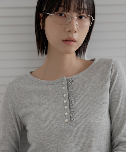 UNE MANSION（ユヌマンション）の「【2026SS新作アイテム】【UNE ORIGINAL】パールボタンラブリーフリルリブ長袖カットソー（Tシャツ/カットソー・レディース・ライトグレー/ホワイト/ネイビー/ブラック・MEDIUM/SMALL）」の4枚目の写真