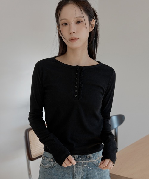 UNE MANSION（ユヌマンション）の「【2026SS新作アイテム】【UNE ORIGINAL】パールボタンラブリーフリルリブ長袖カットソー（Tシャツ/カットソー・レディース・ライトグレー/ホワイト/ネイビー/ブラック・MEDIUM/SMALL）」の3枚目の写真