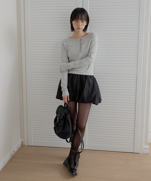 UNE MANSION（ユヌマンション）の「【2026SS新作アイテム】【UNE ORIGINAL】パールボタンラブリーフリルリブ長袖カットソー（Tシャツ/カットソー・レディース・ライトグレー/ホワイト/ネイビー/ブラック・MEDIUM/SMALL）」の15枚目の写真