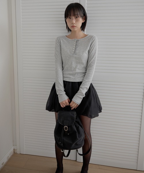 UNE MANSION（ユヌマンション）の「【2026SS新作アイテム】【UNE ORIGINAL】パールボタンラブリーフリルリブ長袖カットソー（Tシャツ/カットソー・レディース・ライトグレー/ホワイト/ネイビー/ブラック・MEDIUM/SMALL）」の20枚目の写真