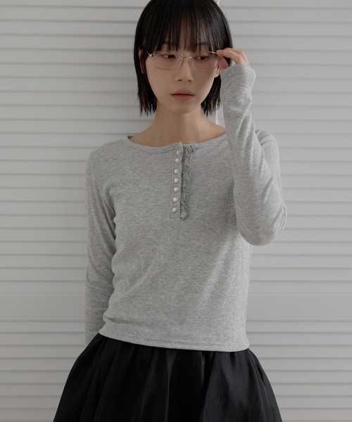 UNE MANSION（ユヌマンション）の「【2026SS新作アイテム】【UNE ORIGINAL】パールボタンラブリーフリルリブ長袖カットソー（Tシャツ/カットソー・レディース・ライトグレー/ホワイト/ネイビー/ブラック・MEDIUM/SMALL）」の17枚目の写真