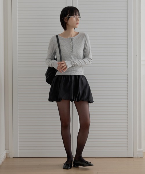 UNE MANSION（ユヌマンション）の「【2026SS新作アイテム】【UNE ORIGINAL】パールボタンラブリーフリルリブ長袖カットソー（Tシャツ/カットソー・レディース・ライトグレー/ホワイト/ネイビー/ブラック・MEDIUM/SMALL）」の21枚目の写真