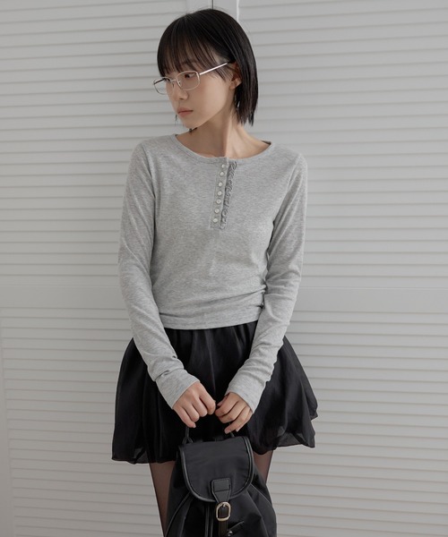 UNE MANSION（ユヌマンション）の「【2026SS新作アイテム】【UNE ORIGINAL】パールボタンラブリーフリルリブ長袖カットソー（Tシャツ/カットソー・レディース・ライトグレー/ホワイト/ネイビー/ブラック・MEDIUM/SMALL）」の22枚目の写真