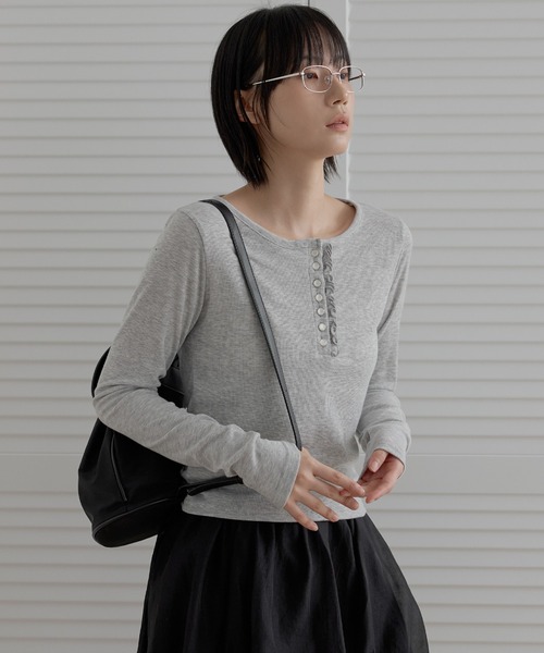 UNE MANSION（ユヌマンション）の「【2026SS新作アイテム】【UNE ORIGINAL】パールボタンラブリーフリルリブ長袖カットソー（Tシャツ/カットソー・レディース・ライトグレー/ホワイト/ネイビー/ブラック・MEDIUM/SMALL）」の16枚目の写真