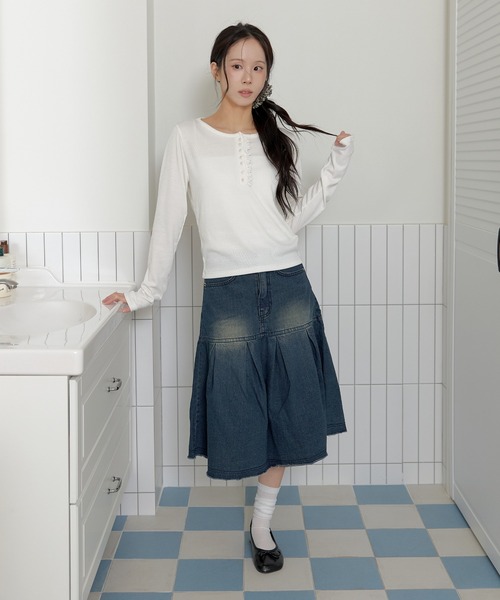 UNE MANSION（ユヌマンション）の「【2026SS新作アイテム】【UNE ORIGINAL】パールボタンラブリーフリルリブ長袖カットソー（Tシャツ/カットソー・レディース・ライトグレー/ホワイト/ネイビー/ブラック・MEDIUM/SMALL）」の5枚目の写真