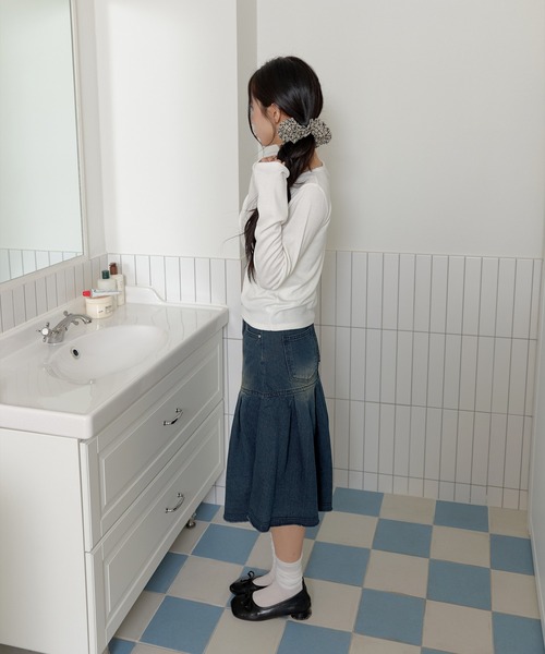 UNE MANSION（ユヌマンション）の「【2026SS新作アイテム】【UNE ORIGINAL】パールボタンラブリーフリルリブ長袖カットソー（Tシャツ/カットソー・レディース・ライトグレー/ホワイト/ネイビー/ブラック・MEDIUM/SMALL）」の6枚目の写真