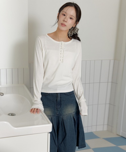 UNE MANSION（ユヌマンション）の「【2026SS新作アイテム】【UNE ORIGINAL】パールボタンラブリーフリルリブ長袖カットソー（Tシャツ/カットソー・レディース・ライトグレー/ホワイト/ネイビー/ブラック・MEDIUM/SMALL）」の7枚目の写真