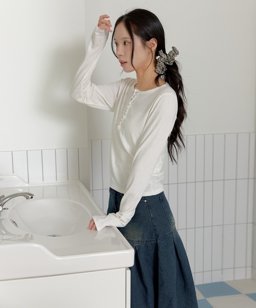 UNE MANSION（ユヌマンション）の「【2026SS新作アイテム】【UNE ORIGINAL】パールボタンラブリーフリルリブ長袖カットソー（Tシャツ/カットソー・レディース・ライトグレー/ホワイト/ネイビー/ブラック・MEDIUM/SMALL）」の8枚目の写真