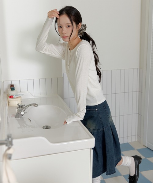 UNE MANSION（ユヌマンション）の「【2026SS新作アイテム】【UNE ORIGINAL】パールボタンラブリーフリルリブ長袖カットソー（Tシャツ/カットソー・レディース・ライトグレー/ホワイト/ネイビー/ブラック・MEDIUM/SMALL）」の9枚目の写真