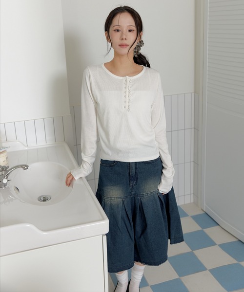 UNE MANSION（ユヌマンション）の「【2026SS新作アイテム】【UNE ORIGINAL】パールボタンラブリーフリルリブ長袖カットソー（Tシャツ/カットソー・レディース・ライトグレー/ホワイト/ネイビー/ブラック・MEDIUM/SMALL）」の10枚目の写真