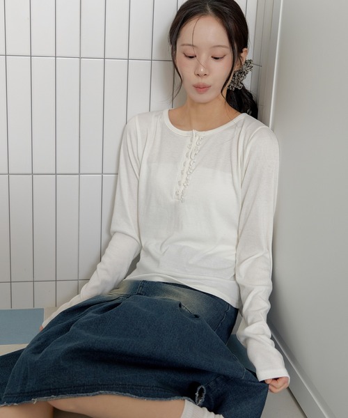 UNE MANSION（ユヌマンション）の「【2026SS新作アイテム】【UNE ORIGINAL】パールボタンラブリーフリルリブ長袖カットソー（Tシャツ/カットソー・レディース・ライトグレー/ホワイト/ネイビー/ブラック・MEDIUM/SMALL）」の12枚目の写真