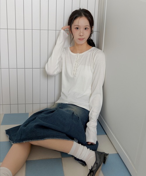 UNE MANSION（ユヌマンション）の「【2026SS新作アイテム】【UNE ORIGINAL】パールボタンラブリーフリルリブ長袖カットソー（Tシャツ/カットソー・レディース・ライトグレー/ホワイト/ネイビー/ブラック・MEDIUM/SMALL）」の13枚目の写真