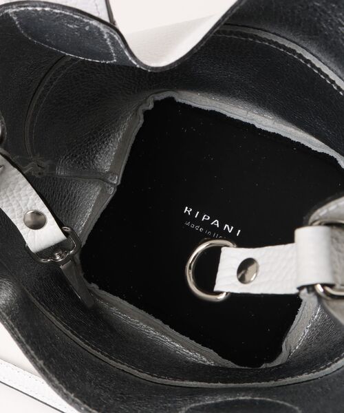 inter-chaussures（インターショシュール）の「【RIPANI】シャイニーツートンスモール2WAYバッグ(Q66404)（ハンドバッグ・レディース・シルバー系その他・ALL）」の4枚目の写真