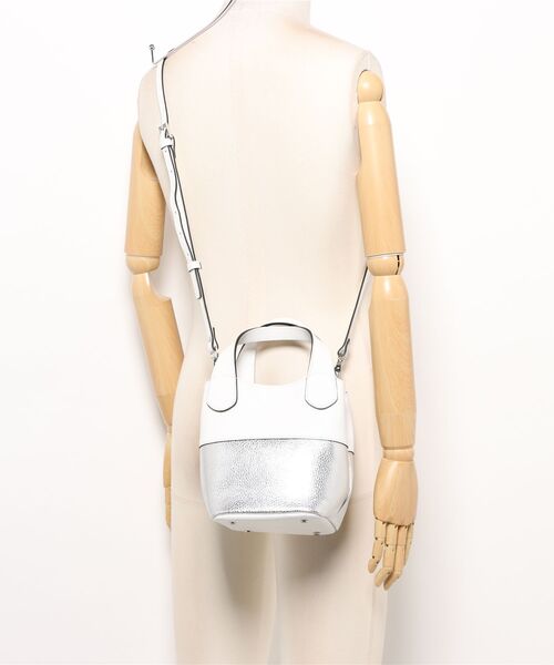 inter-chaussures（インターショシュール）の「【RIPANI】シャイニーツートンスモール2WAYバッグ(Q66404)（ハンドバッグ・レディース・シルバー系その他・ALL）」の5枚目の写真