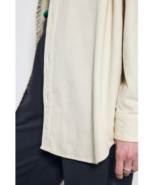 AZUL by moussy（アズールバイマウジー）の「アーバンリラックスコットンシャツ（シャツ/ブラウス・レディース・アイボリー/ライトブルー/カーキ/ベージュ/ライトブラック・SMALL/MEDIUM）」の16枚目の写真