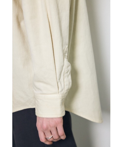 AZUL by moussy（アズールバイマウジー）の「アーバンリラックスコットンシャツ（シャツ/ブラウス・レディース・アイボリー/ライトブルー/カーキ/ベージュ/ライトブラック・SMALL/MEDIUM）」の17枚目の写真