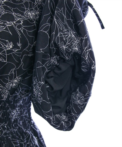 CLEAR BASIC（クリアベーシック）の「【低身長対応／サイズ展開あり】花柄オープンショルダーフレアワンピース[大人 フェミニン 上品 オケージョン]≪新作≫（ワンピース・レディース・ブラック/アイボリー・F/PF）」の7枚目の写真