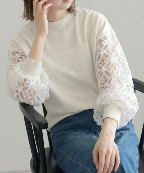 aquagarage(アクアガレージ)の「袖花柄シアー切替トップス(Tシャツ/カットソー・レディース・ブラック/オフホワイト・M)」の2枚目の写真