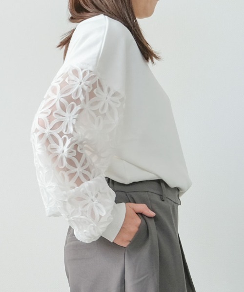 aquagarage(アクアガレージ)の「袖花柄シアー切替トップス(Tシャツ/カットソー・レディース・ブラック/オフホワイト・M)」の4枚目の写真