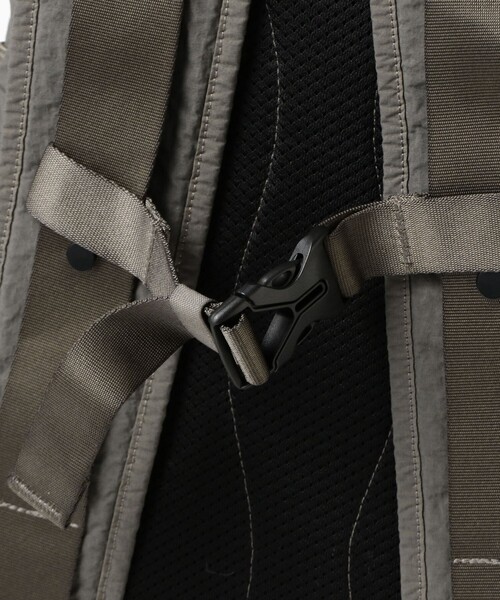 C.P. COMPANY（シーピーカンパニー）の「C.P. Company / ACC BACK PACK IN PLN PPR TCH MIX（バックパック/リュック・メンズ・シルバー・ONE SIZE）」の4枚目の写真