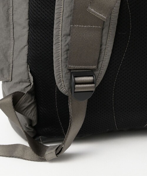 C.P. COMPANY（シーピーカンパニー）の「C.P. Company / ACC BACK PACK IN PLN PPR TCH MIX（バックパック/リュック・メンズ・シルバー・ONE SIZE）」の5枚目の写真