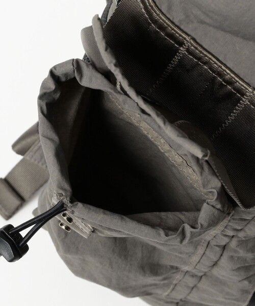 C.P. COMPANY（シーピーカンパニー）の「C.P. Company / ACC BACK PACK IN PLN PPR TCH MIX（バックパック/リュック・メンズ・シルバー・ONE SIZE）」の8枚目の写真