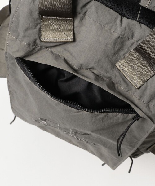 C.P. COMPANY（シーピーカンパニー）の「C.P. Company / ACC BACK PACK IN PLN PPR TCH MIX（バックパック/リュック・メンズ・シルバー・ONE SIZE）」の9枚目の写真