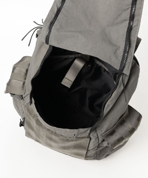 C.P. COMPANY（シーピーカンパニー）の「C.P. Company / ACC BACK PACK IN PLN PPR TCH MIX（バックパック/リュック・メンズ・シルバー・ONE SIZE）」の10枚目の写真