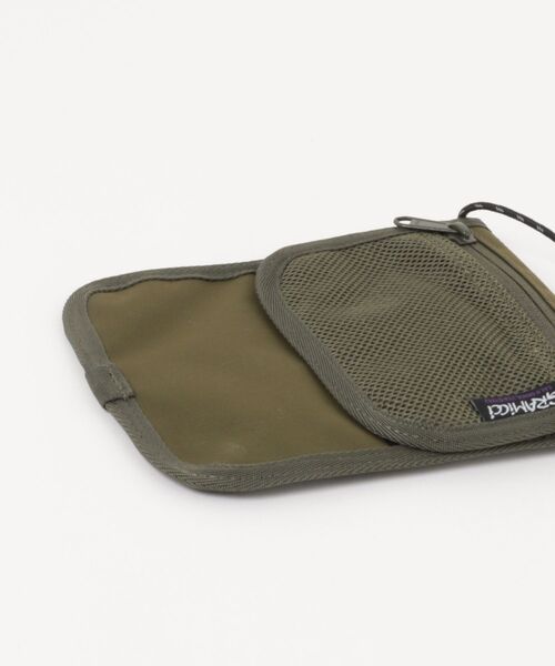 Gramicci（グラミチ）の「【GRAMICCI(グラミチ) 】CORDURA NECK POUCH（ショルダーバッグ・メンズ・オリーブ/ブラック・FREE）」の5枚目の写真