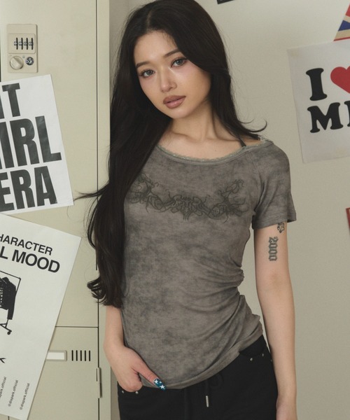dispark(ディスパーク)の「DISPARK/【26春夏新作】グラフィックオフショルレースSSトップ(Tシャツ/カットソー・レディース・グレー/ブラック・FREE)」の1枚目の写真