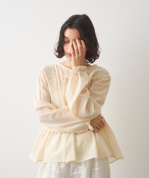 Crisp(クリスプ)の「シャーリング刺繍ブラウス(シャツ/ブラウス・レディース・ホワイト/アイボリー・FREE)」の19枚目の写真