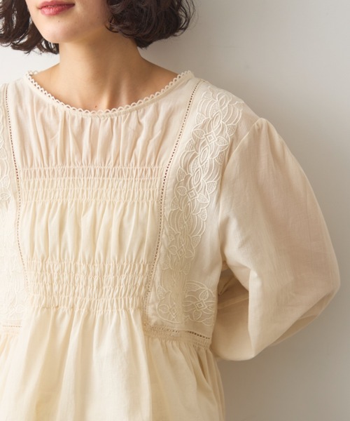 Crisp(クリスプ)の「シャーリング刺繍ブラウス(シャツ/ブラウス・レディース・ホワイト/アイボリー・FREE)」の18枚目の写真