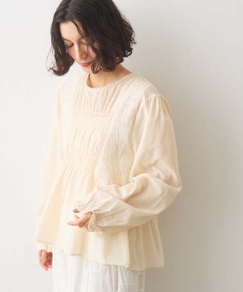 Crisp(クリスプ)の「シャーリング刺繍ブラウス(シャツ/ブラウス・レディース・ホワイト/アイボリー・FREE)」の21枚目の写真