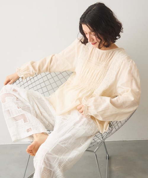 Crisp(クリスプ)の「シャーリング刺繍ブラウス(シャツ/ブラウス・レディース・ホワイト/アイボリー・FREE)」の14枚目の写真